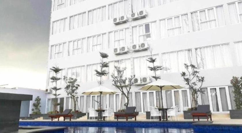 Front One Hotel Pamekasan Madura Exterior foto