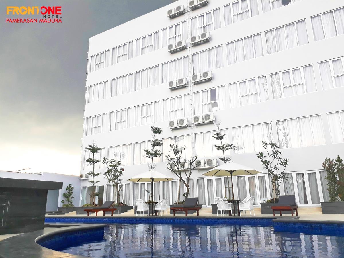 Front One Hotel Pamekasan Madura Exterior foto